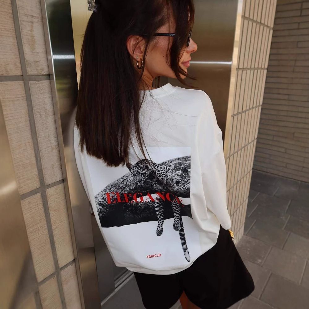 Minimalist White Tee with Blac - Streetwear Brand Graphic Designer recension och pris